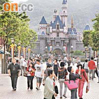 香港迪士尼樂園上半個財政年度，客量及收入增，營運已「止跌回升」。