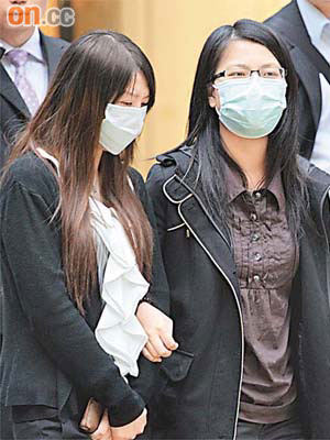 路邊空氣污染嚴重，市民要戴口罩自救。	（胡耀威攝）