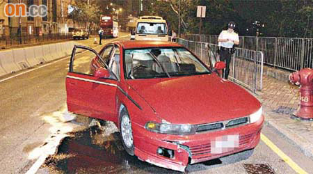 肇事私家車停在路中，車頭損毀。	（呂浩鋒攝）
