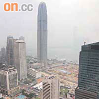 香港空氣污染嚴重，經常不見藍天，而空氣污染物積聚，影響市民健康。