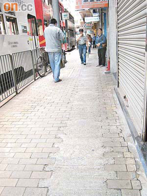 吉席街部分行人路水泥路與路磚交雜，令路面凹凸不平。