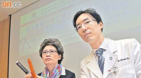 馬青雲（右）表示，接受胰島素治療控制血糖的糖尿病患者，患癌症的風險可以大大地減少八成。