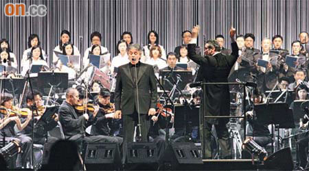 Bocelli（前右二）喺意、中、港、台嘅音樂班底合作下獻唱，歌聲繞樑三日。