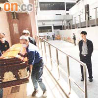 ○三年一名中山大學教授感染沙士身亡，其親人也是安排在廣華醫院直接出殯。
