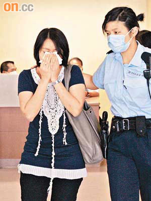 死者女兒傷心痛哭，由女警安慰。	（陳桂建攝）