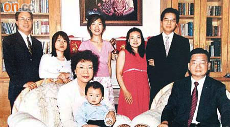 （後排右二）黃夢瑩為已故前立法會議員許長青（前排右一）媳婦。