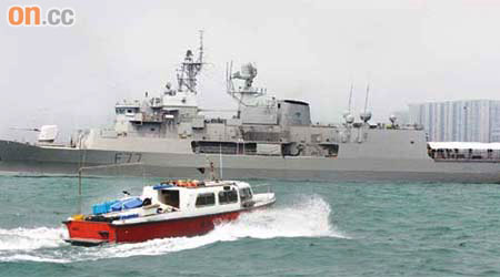 新西蘭皇家艦隊旗下的巡防艦安扎克級提卡哈號（Te Kaha）昨日抵港，展開為期四天的親善訪問。	（陳錦輝攝）