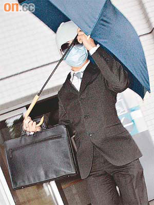 被告吳漢強昨離開時，以帽、墨鏡、口罩及雨傘遮掩容貌，密不透風。	（霍振鋒攝）