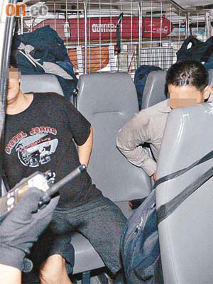 涉案兩名尼漢被警方拘捕。（林少兒攝）