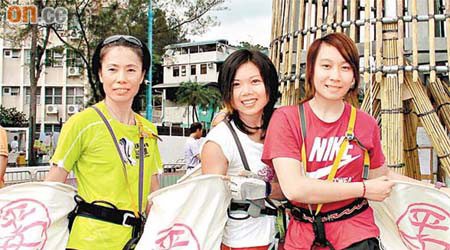 女子組黃嘉欣（中）有多次搶包山經驗，表現被看高一線，對手是林蘇妹（左）及袁詠思（右）。	（黃子源攝）