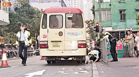 警員在現場調查意外原因。（馮戈攝）