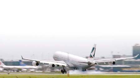 爆出「詐彈」驚魂的國泰客機安全降落溫哥華機場。（互聯網圖片）