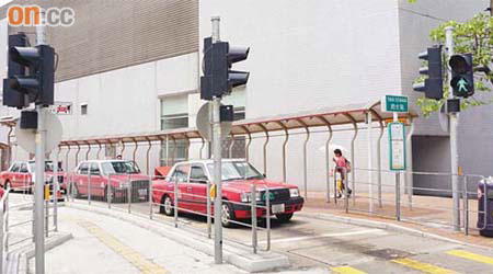 有關的士站位處九龍塘交通樞紐，運輸署將密切留意上址交通流量以作調節。