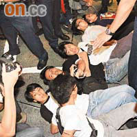 部分示威人士躺於馬路，阻止警車運走「民主女神像」。	（劉雲彪攝）