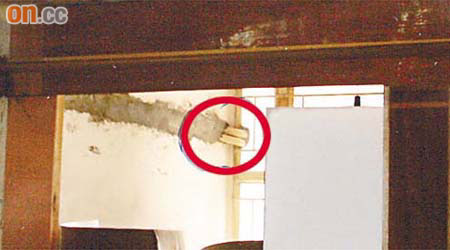 涉事單位擬安放冷氣喉於牆身（紅圈示），鑿開一條約兩吋闊的坑槽。	（讀者提供圖片）