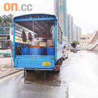 其中一輛海鮮車載滿海水後便前往香港仔魚類批發市場取貨。