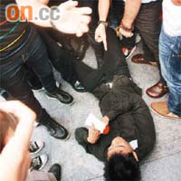 官員落區場面混亂，不少示威者失足跌倒。