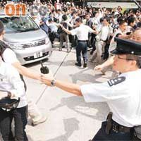 曾蔭權的座駕離開康怡廣場時，由大批警員築成人鏈開路護送。