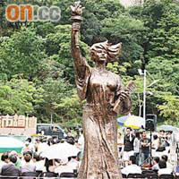 民主女神像豎立在中大，有校友正籌劃募捐將其製成銅像。	（陳小瑜攝）