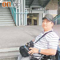 李冠雄批評領匯翻新商場時未有顧及使用輪椅人士的需要。