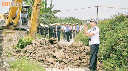 東莞市茶山鎮政府聯合公安、城管強行挖養殖戶的路。