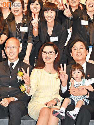 香港紅十字會六十歲生日，總監胡郭秀萍（前排中）與一眾同工齊舉起V字手勢慶祝。	（徐家浩攝）