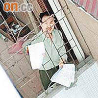 陳國勝在與警方對峙期間，由窗口散發傳單，後被擊斃。