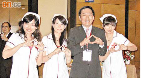 楊家駿（右二）扮鬼扮馬同健康天使影相，推廣台灣醫療服務。	（余素月攝）