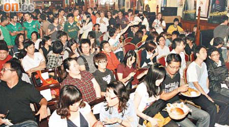 台北一酒吧擠滿看世盃賽的球迷。	（張偉御攝）