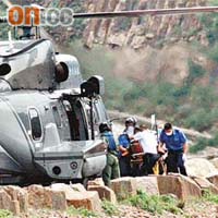 政府飛行服務隊直升機到場將不適的學員送院治理。	（翁火攝）