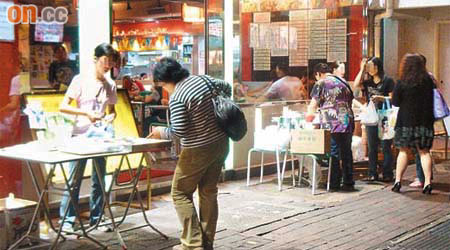有食肆公然在良景美食廣場外非法擺賣熟食，管理員卻未有取締。