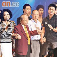 方黃吉雯（左）、陳祖澤（左二）、李寧（前左三），手牽手來個大合唱。（徐家浩攝）