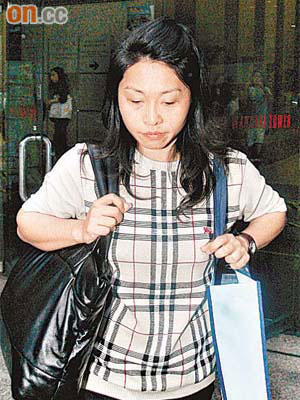 首被告蔡玲玲涉嫌偷取銀行客戶逾七百萬元款項。