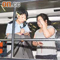 男事主的母親（左）在警車上泣不成聲，一名女子則協助警員調查。