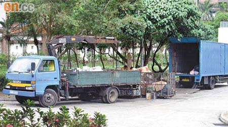 將軍澳敬賢里停車場有貨車疑違法經營回收生意。
