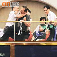 八十後反特權青年成員陳景輝在公眾席上突然發難，遭保安員制止。	（袁志豪攝）