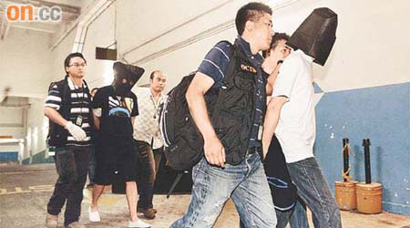 探員在外圍賭博集團九龍灣總部拘捕兩名男子。