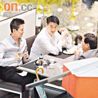 梁廷鏘（左）與兒子梁作華（中）及一名男友人，上周現身中環置地廣場內的餐廳食飯。