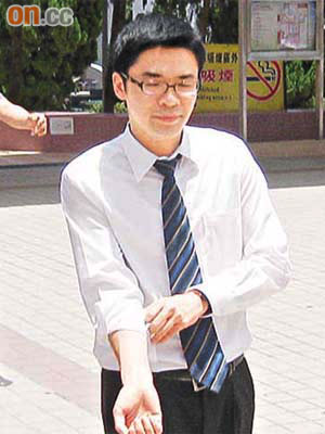 首被告謝澤璠被指借錢予同袍，引致無錢與父母外出用膳而揭發案件。