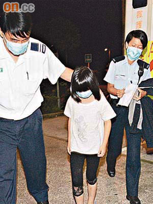  被尋回的女童由女警陪同送院檢查。	（胡德威攝）