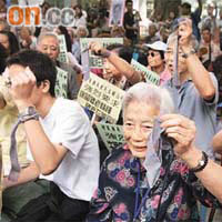 政府投放給老人的資源不足，有長者曾示威爭取。