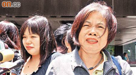 被告的母親（右）及胞妹昨日到庭支持，惟聞裁決後激動灑淚。