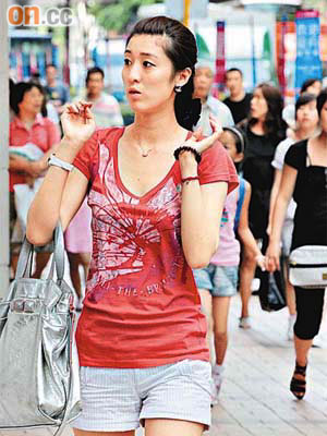 本港昨日天氣酷熱，女士們外出時都穿上Ｔ恤短褲。