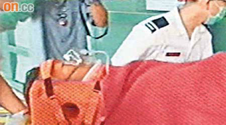 玩滑水板意外受傷的女子轉送伊利沙伯醫院救治。	（有線畫面）