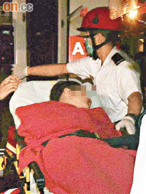 尖沙咀<br>兩名跳海女子獲救送院。	（林振華攝）