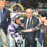 陳祖澤（右二）等咗五年，尋日喺馬季煞科賽終於贏頭馬。