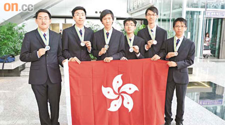 六名港生在國際數學奧林匹克勇奪一金、兩銀、三銅佳績，右三為金牌得主程德永。