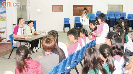 范太與中學生對談，認為民主黨的建議值得研究。