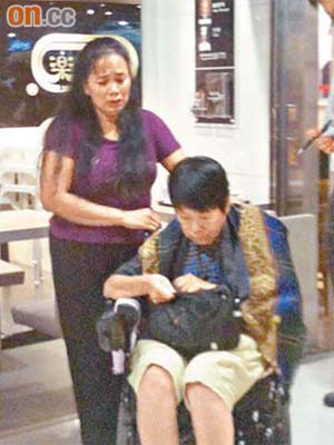 肇事電動輪椅上的老婦與印傭在場助查。	（圖片由讀者提供）