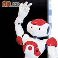 法國研發的智能機械人NAO懂得跳舞，最擅長模仿已故歌手米高積遜的舞步。	（胡耀威攝）